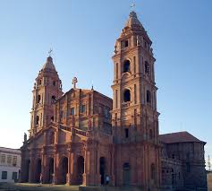 Catedral Angelopolitana com duas torres altas e fachada em estilo barroco.